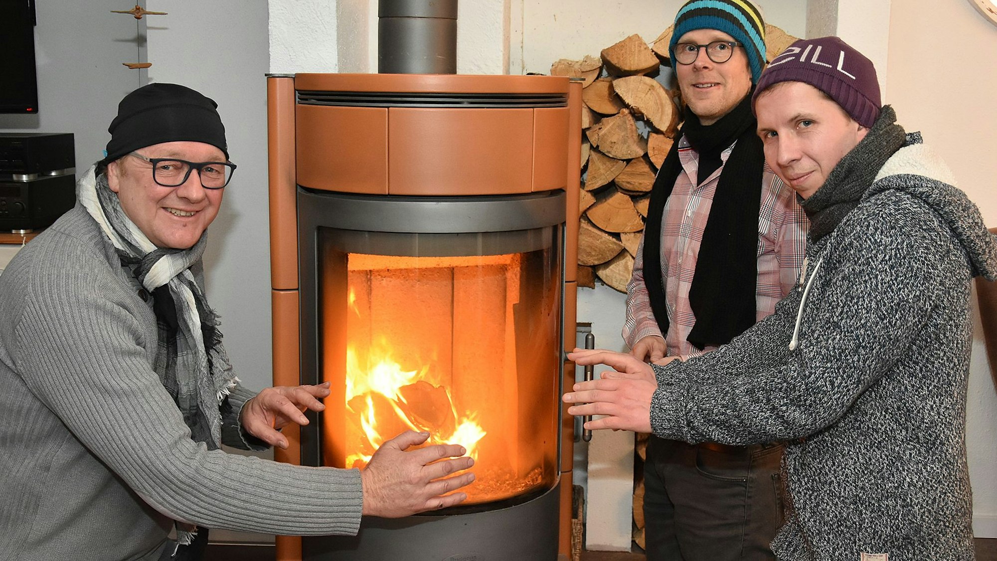 Wenigstens ein bisschen Wärme genießen an einem Feuerofen die Kontrahenten Armin Reusch, Michael Grube und Daniel Keck.