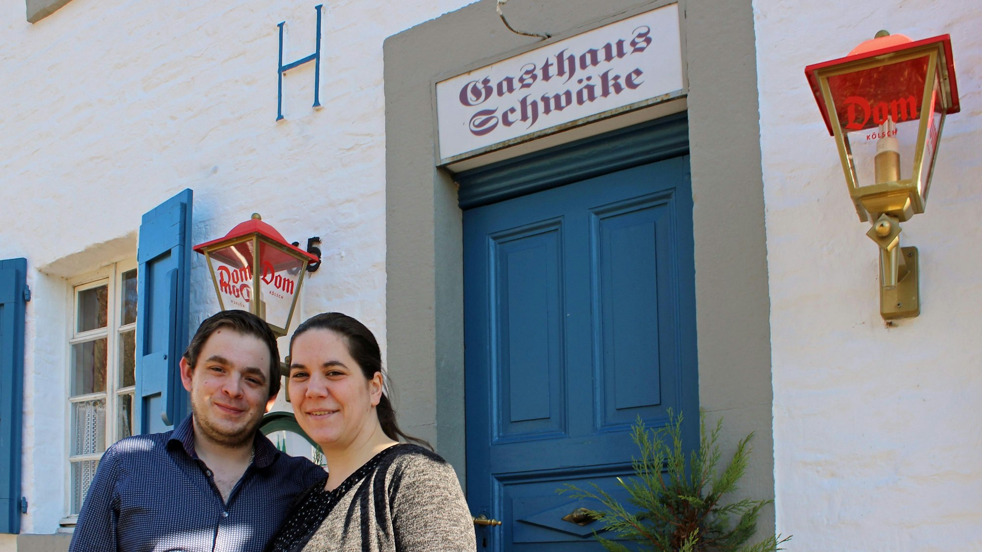 Dominik Eßer und Vera Brandt stehen vor ihrem Gasthaus Schwäle in Sand.