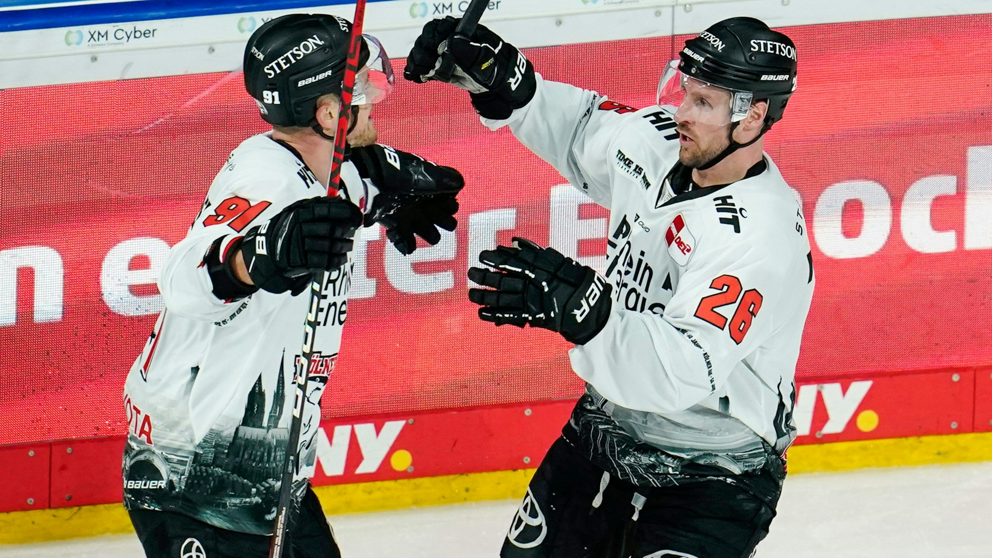 14.03.2023, Baden-Württemberg, Mannheim: Eishockey: DEL, Adler Mannheim - Kölner Haie, Meisterschaftsrunde, Viertelfinale, 1. Spieltag, SAP-Arena. Kölns Torschütze David McIntyre (r) jubelt mit Kölns Moritz Müller über das Tor zum 0:4. Foto: Uwe Anspach/dpa +++ dpa-Bildfunk +++