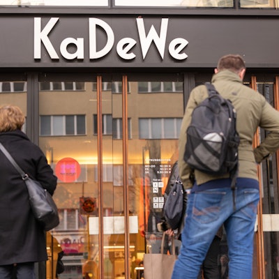 Besucher warten auf die Öffnung des KaDeWe (Kaufhaus des Westens) in Berlin. Der bekannte Schriftzug prangert in weißen Buchstaben über dem Eingang.