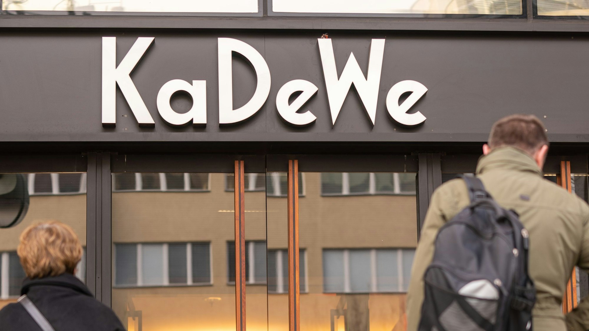 Besucher warten auf die Öffnung des KaDeWe (Kaufhaus des Westens) in Berlin. Der bekannte Schriftzug prangert in weißen Buchstaben über dem Eingang.