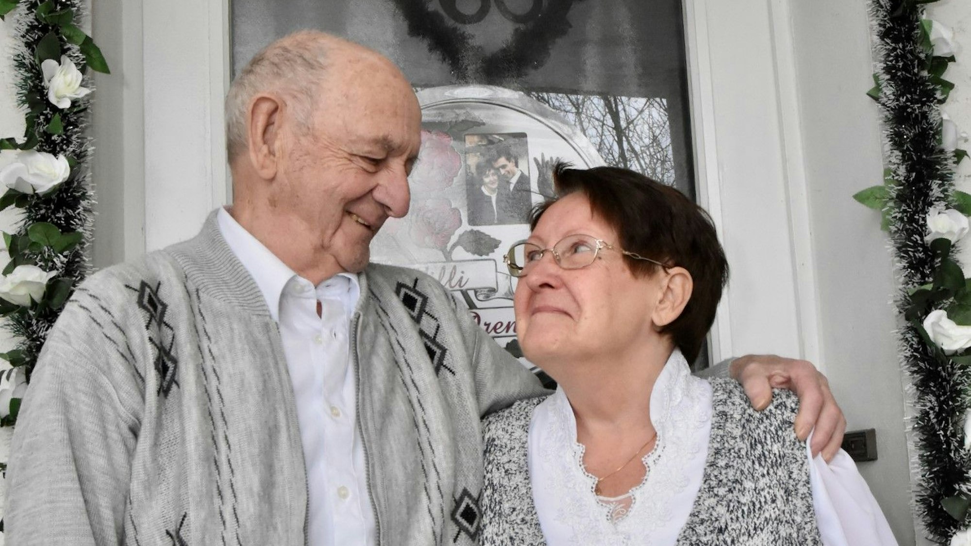 Wilhelm und Irene Altenfeld lächeln sich an.