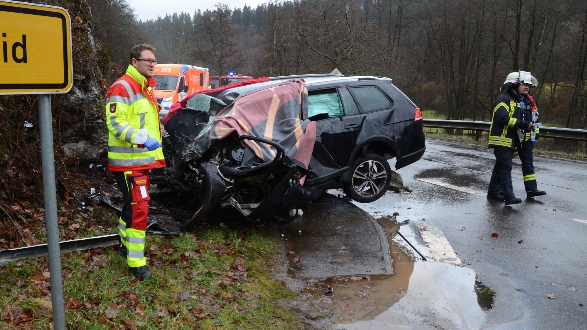 Gegen die Felswand am Abzweig Ettelscheid war der Golf mit großer Wucht geprallt.