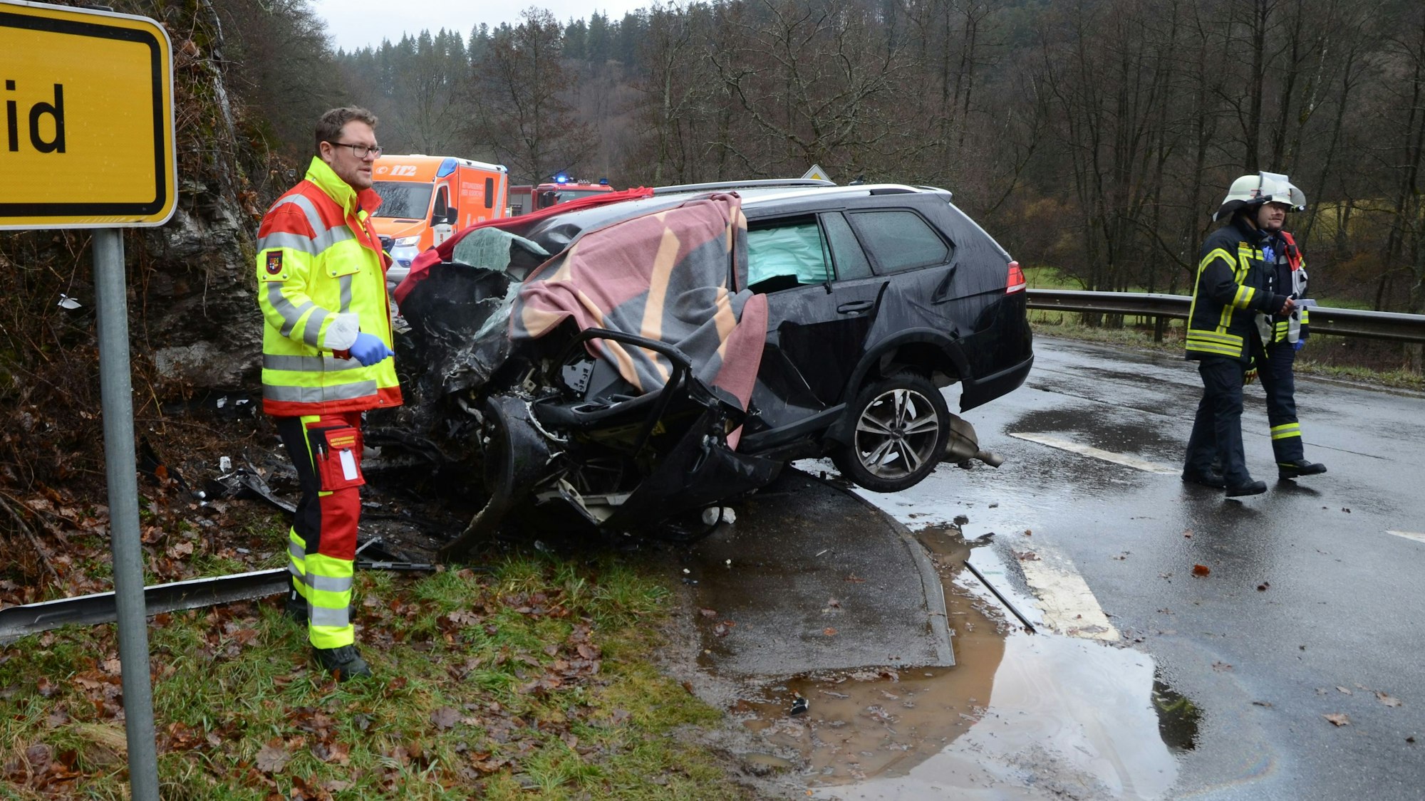 Gegen die Felswand am Abzweig Ettelscheid war der Golf mit großer Wucht geprallt.