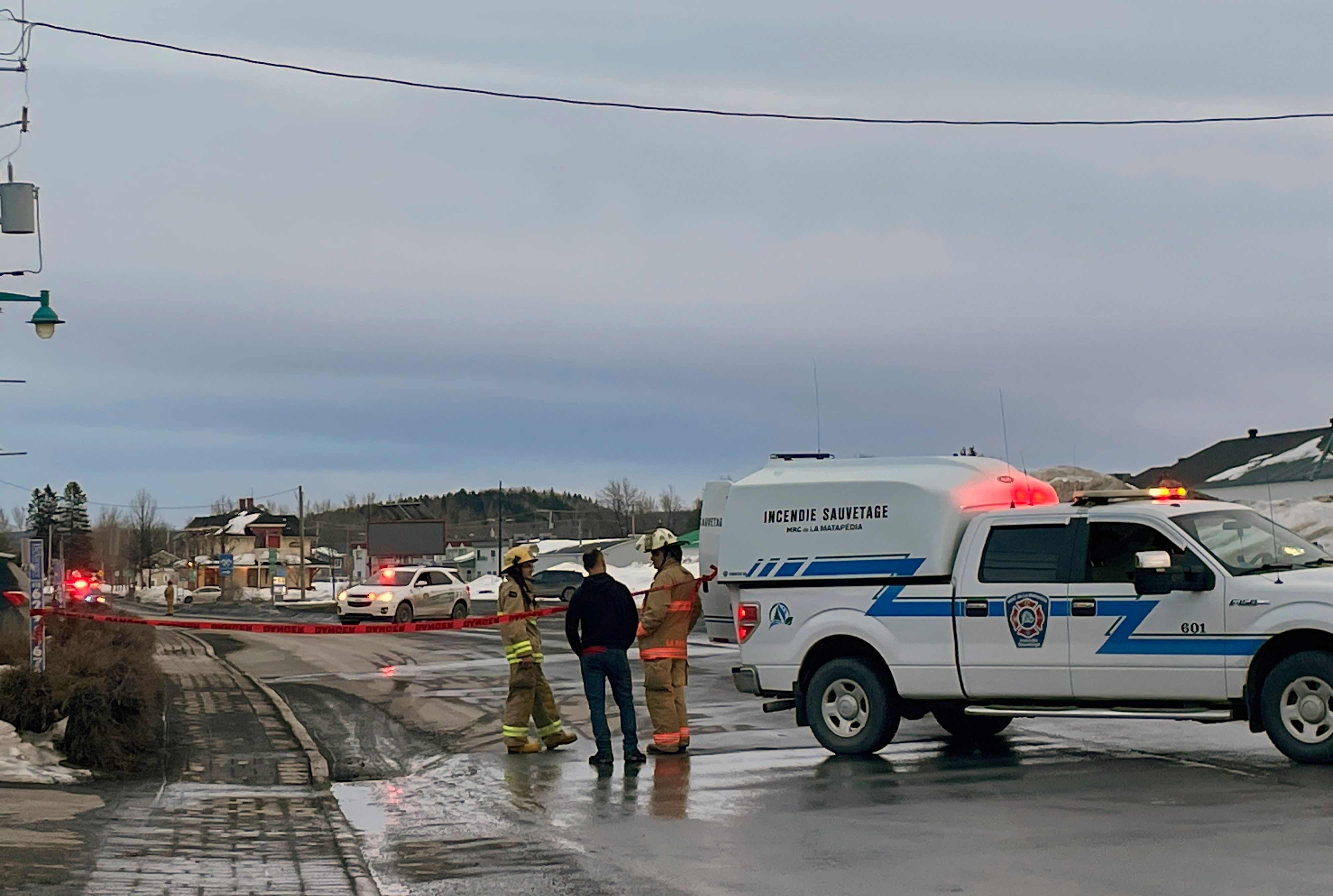 In diesem von CTV News zur Verfügung gestellten Bild arbeiten Rettungskräfte an der Stelle, an der zwei Männer starben, nachdem ein Pickup in Amqui, Quebec, in Fußgänger gerast war.