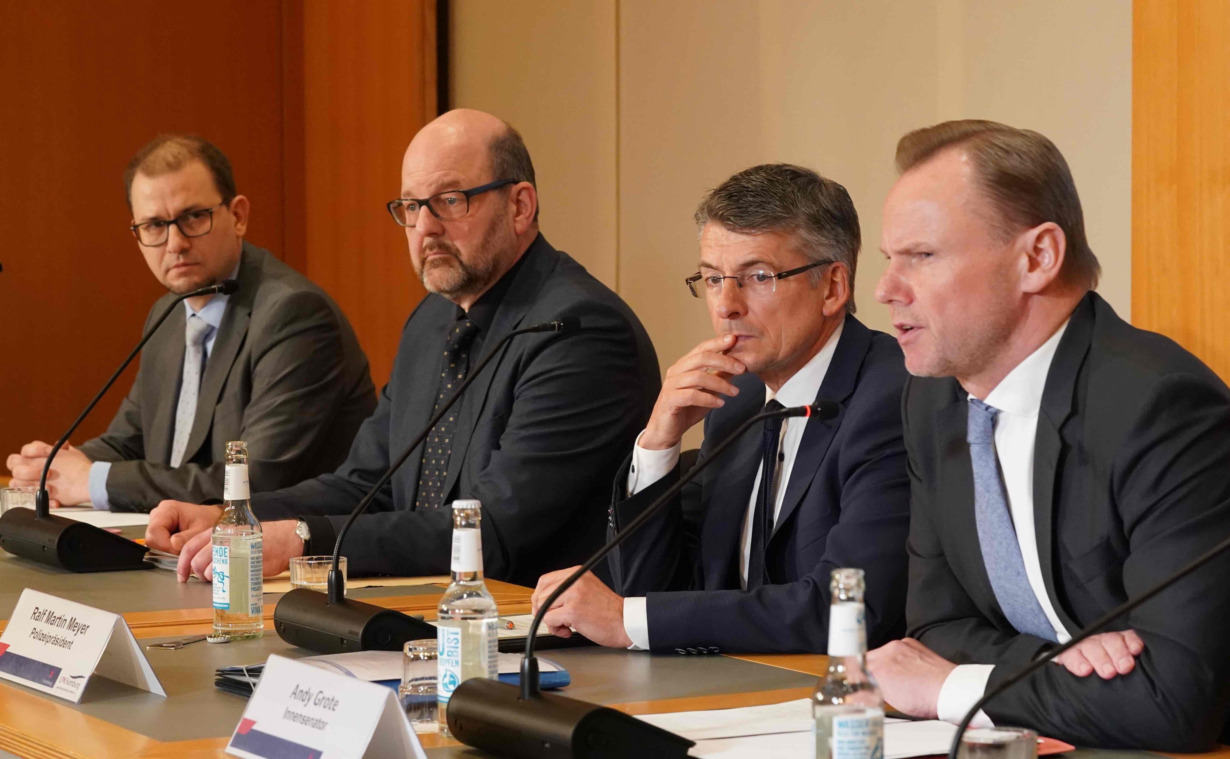 Andy Grote (r-l, SPD), Senator für Inneres und Sport in Hamburg, Polizeipräsident Ralf Martin Meyer, Arnold Keller von der Generalstaatsanwaltschaft und Uwe Stockmann, Landeskriminalamt Hamburg, sitzen im Rathaus während der Landespressekonferenz zum aktuellen Ermittlungsstand der Amoktat.