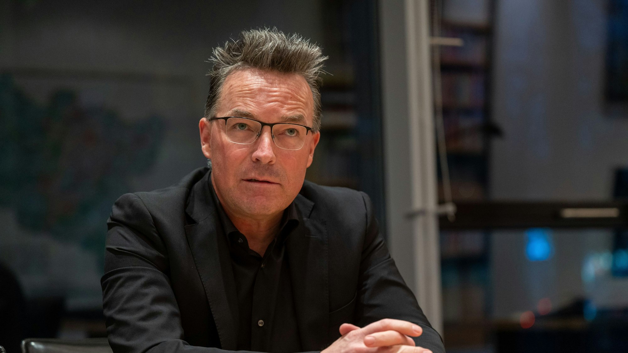 Ein Mann im schwarzen Anzug.