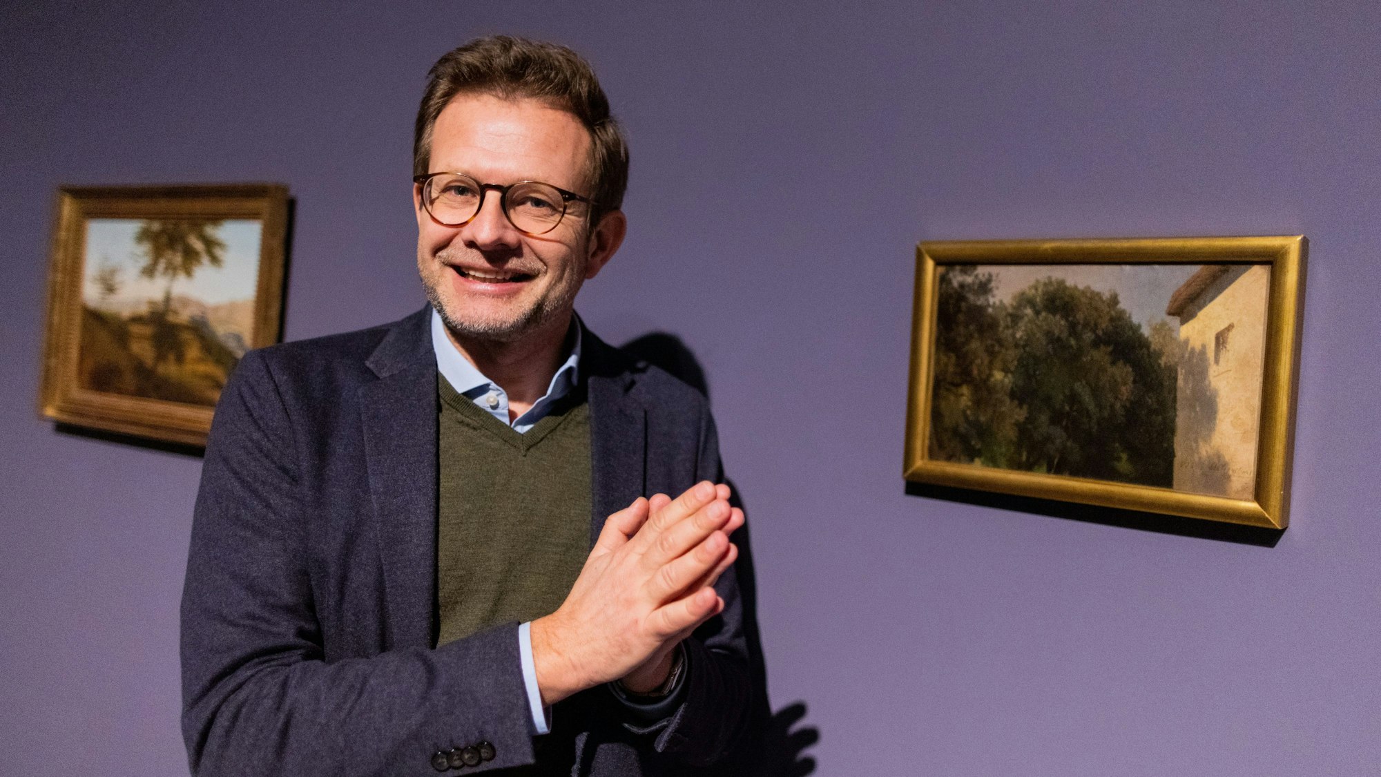 Florian Illies, Buchautor, Kunsthistoriker und Kurator, steht im Museum Kunstpalast vor seinem Lieblingsbild „Baumkronen mit Hausecke“ (1850) des Künstlers Oswald Achenbach.