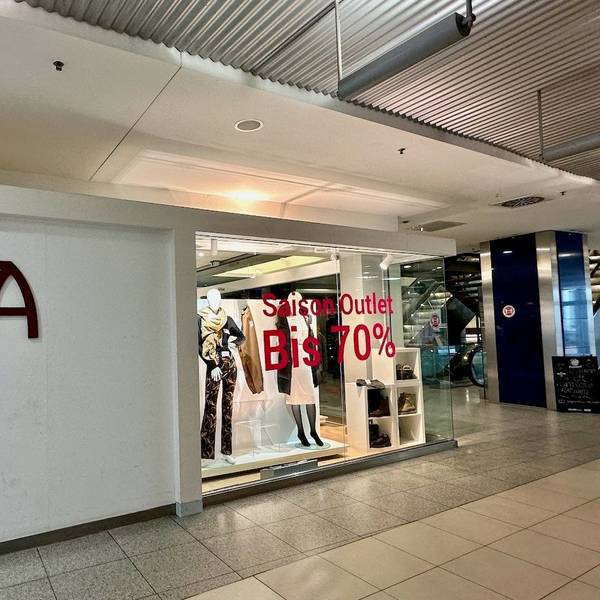 Ein Ladenlokal mit Schaufenster.