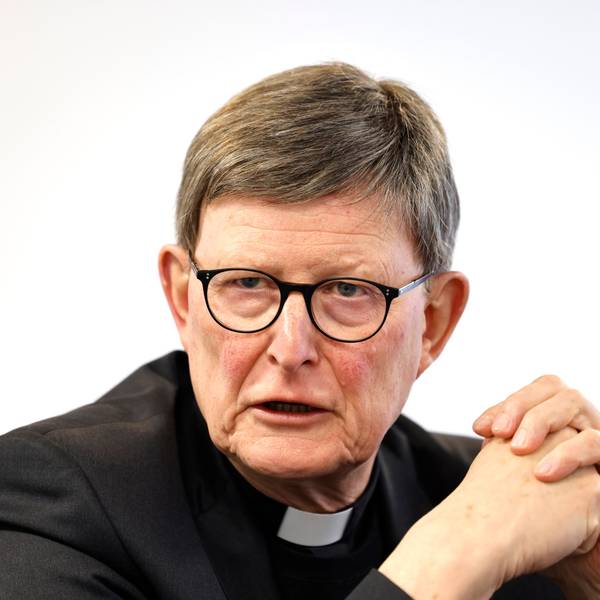 Man sieht Woelki, wie er die Hände zusammenlegt und redet.