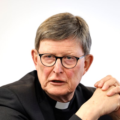 Man sieht Woelki, wie er die Hände zusammenlegt und redet.