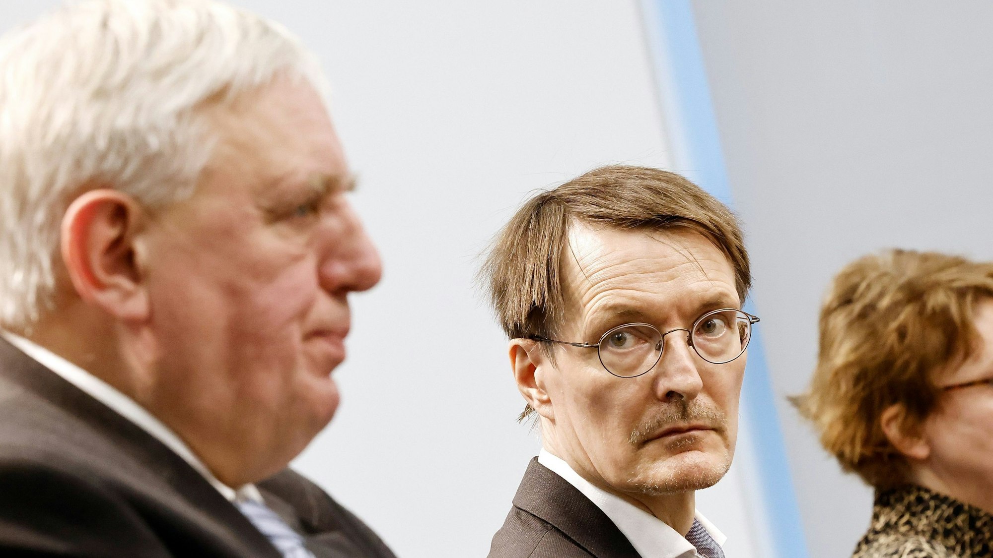 Karl Lauterbach guckt zu Karl-Josef Laumann rüber