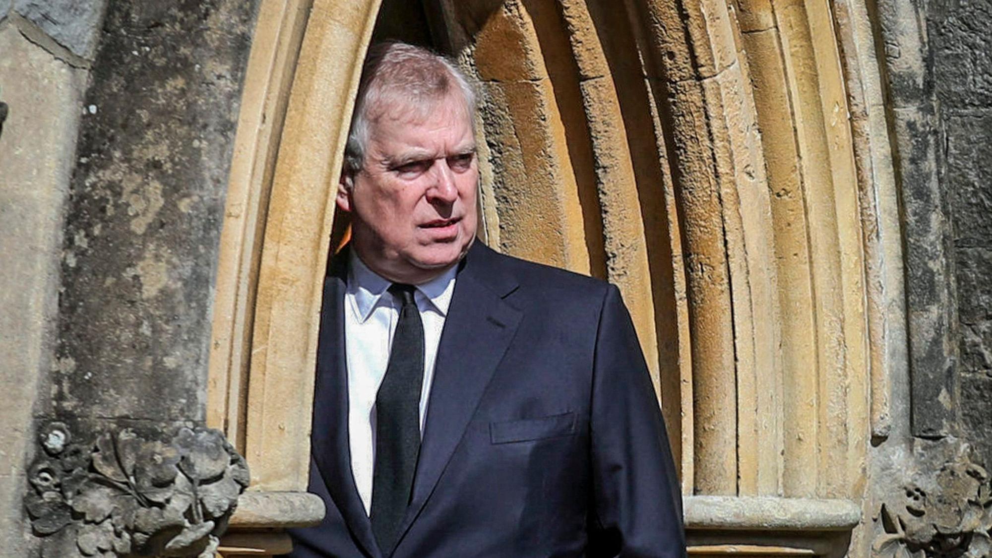 Der britische Prinz Andrew, Herzog von York, erscheint in der königlichen Kapelle in Windsor nach der Bekanntgabe des Todes seines Vaters.