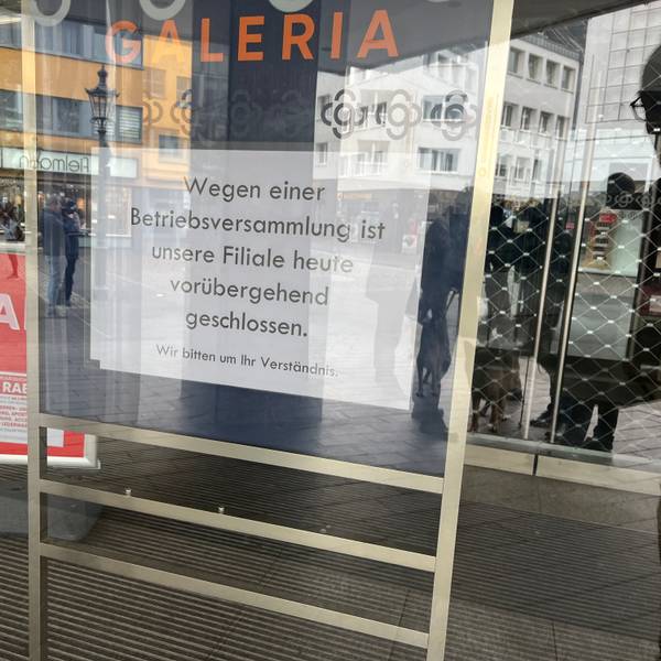 Ein Zettel informiert über eine Betriebsversammlung.