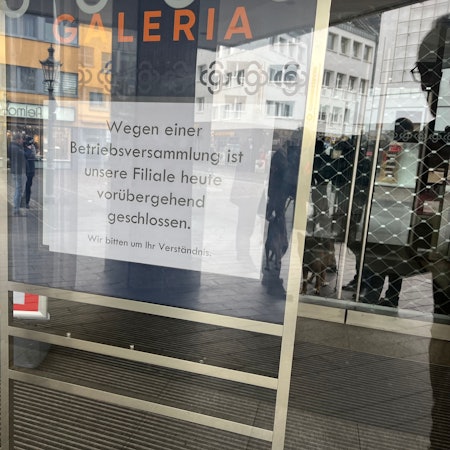 Ein Zettel informiert über eine Betriebsversammlung.