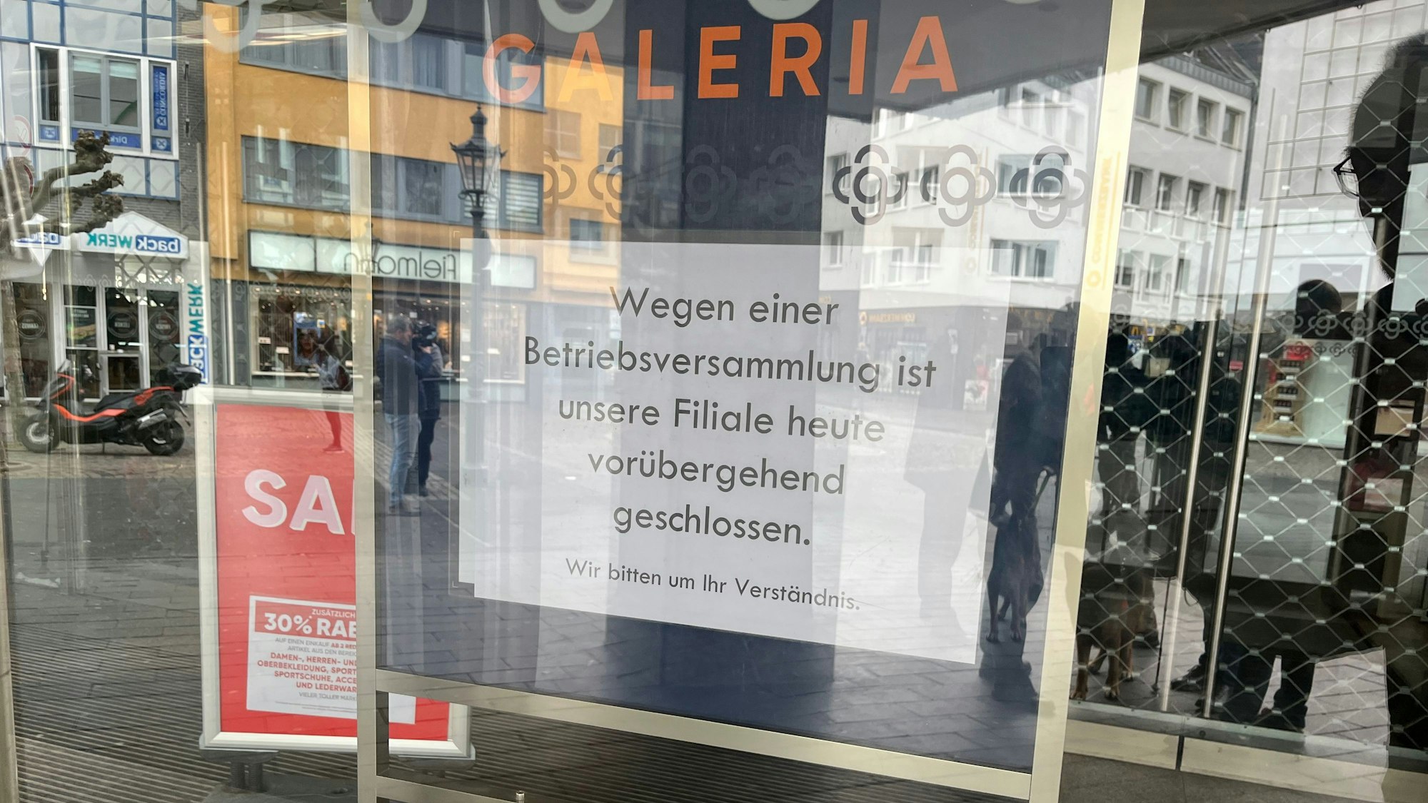 Ein Zettel informiert über eine Betriebsversammlung.