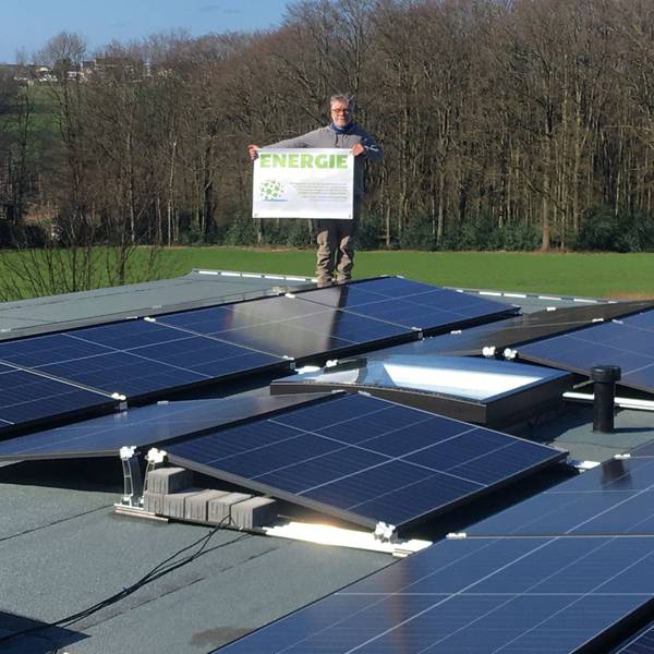 Stefan Häusler steht zwischen Solaranlagen auf einem Dach.