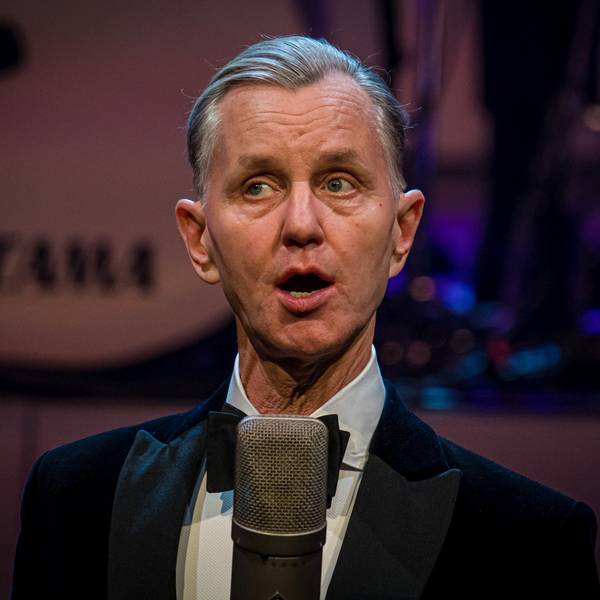 Der Sänger Max Raabe und das Palastorchester spielen in der Philharmonie Köln.