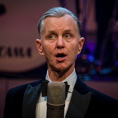 Der Sänger Max Raabe und das Palastorchester spielen in der Philharmonie Köln.
