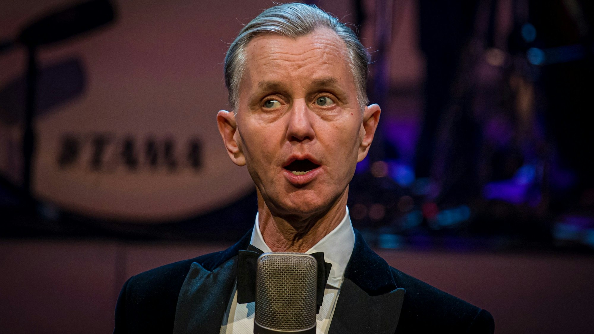 Der Sänger Max Raabe und das Palastorchester spielen in der Philharmonie Köln.
