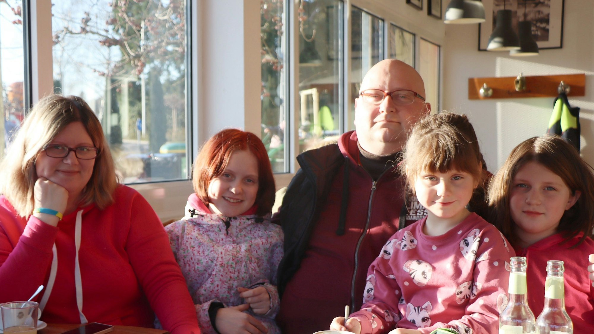 07.03.2023-bor-Familie Lilia Frolova (v.l.) mit ihren Töchtern und Ehemann Mykola Frolov. Foto: Margret Klose