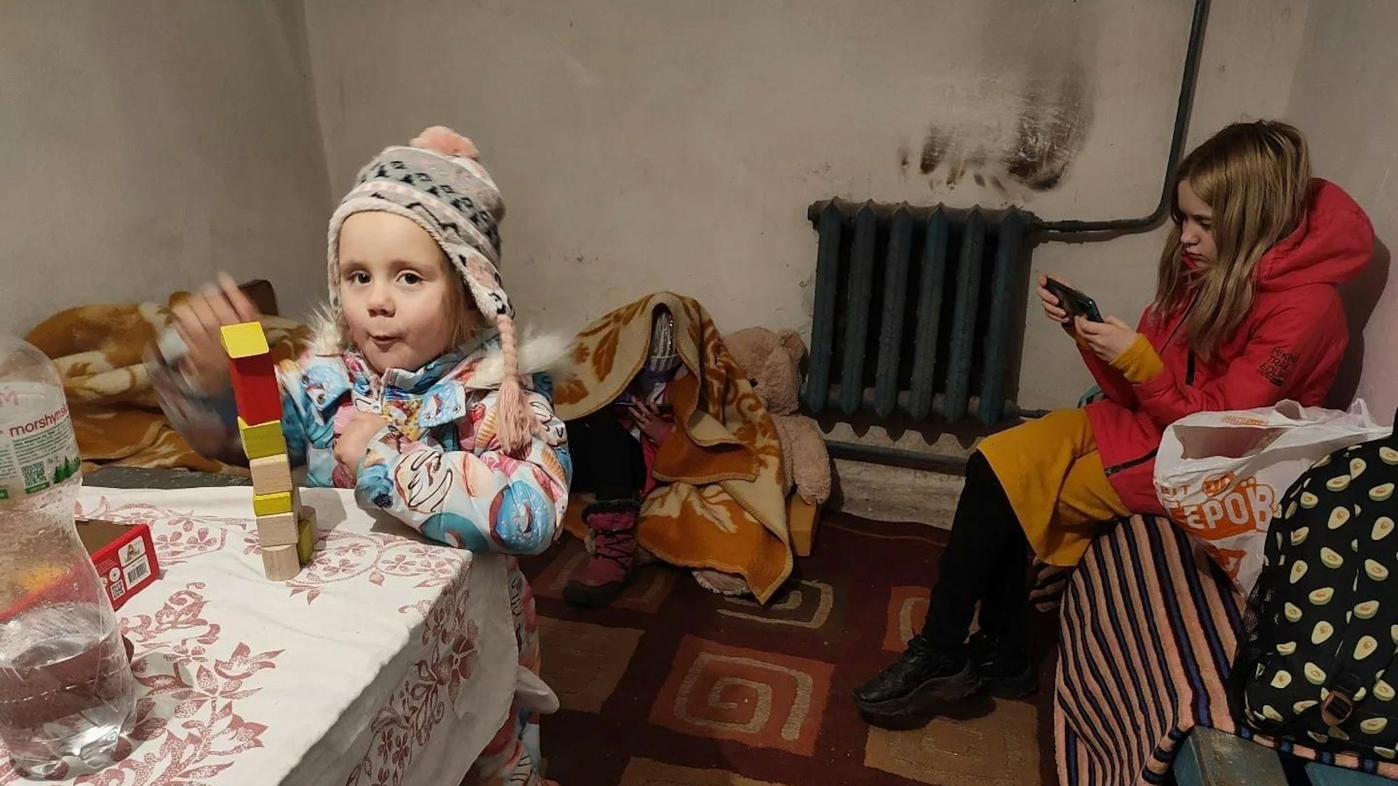 07.03.2023-bor-Spielen hilft, um die langen Zeiten im Luftschutzkeller zu vertreiben. Repros: Margret Klose