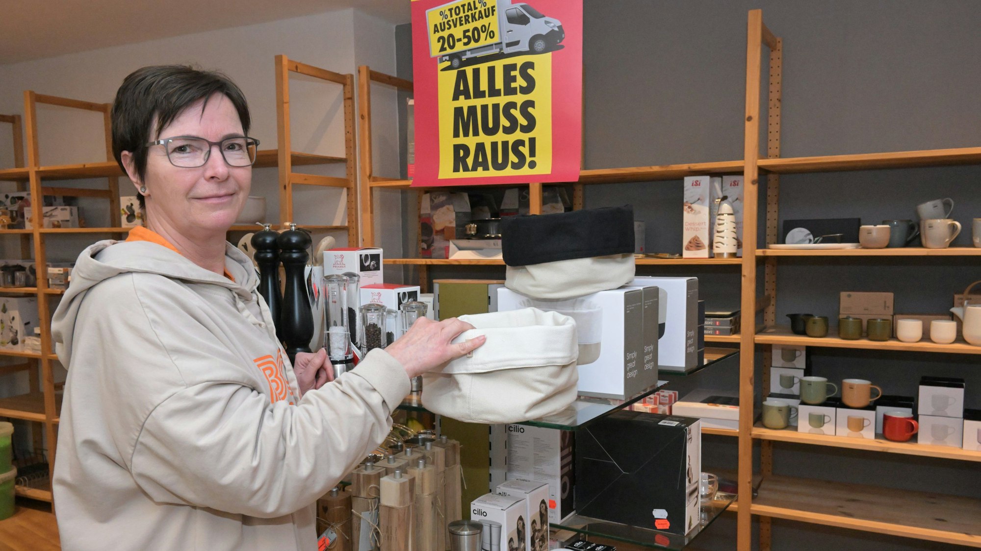 Heike Kierdorf steht in ihrem Laden.