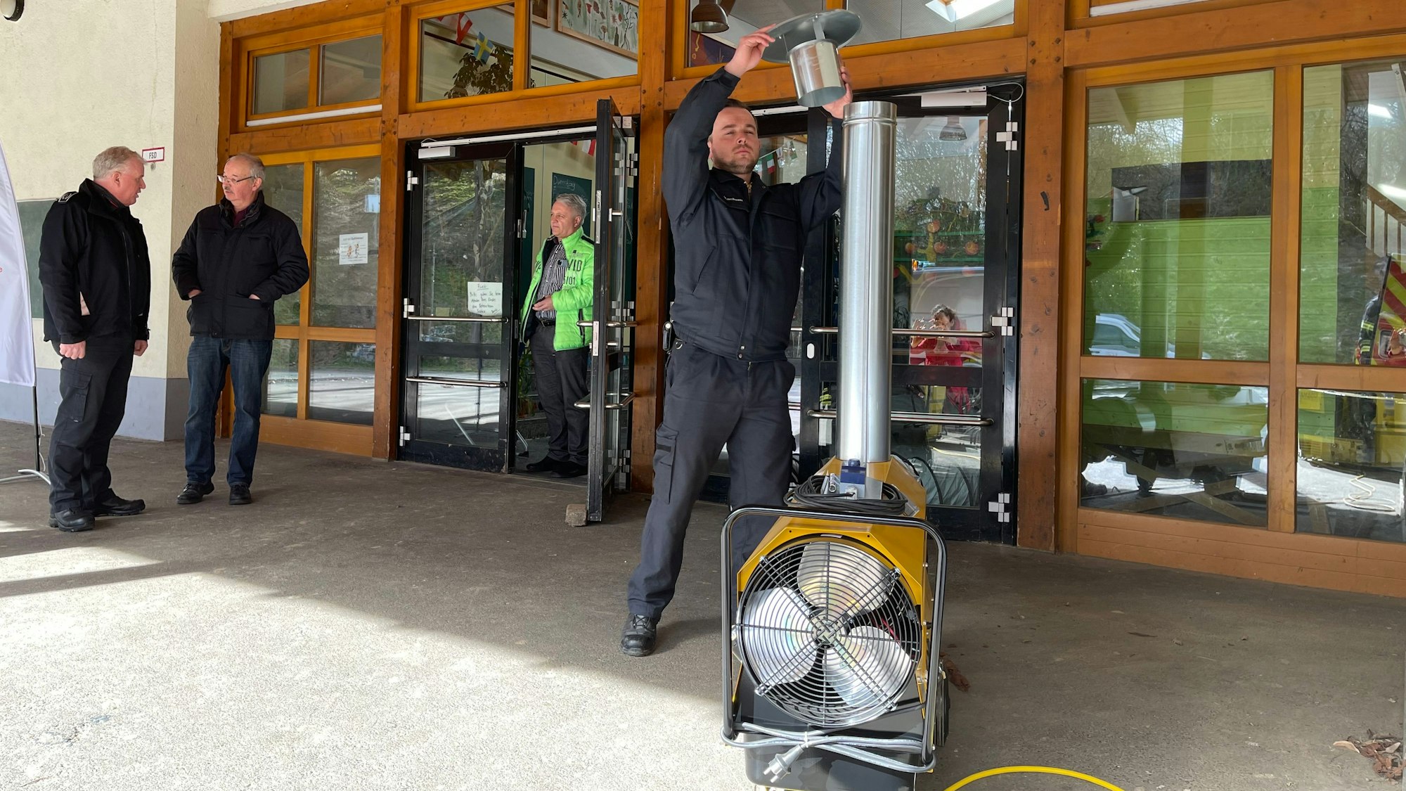 Ordnungsamtsleiter Hermann Neulen, Feuerwehrchef Jürgen Bensberg, Bürgermeister Rainer Viehof und die Erste Beigeordnete Iris Prinz-Klein waren mit den eingeteilten Mitarbeitern der Verwaltung und Feuerwehrleuten im Einsatz.