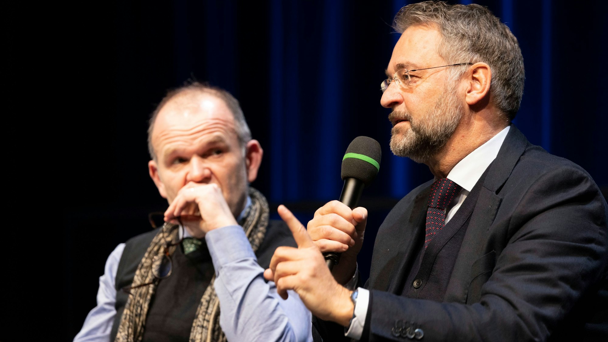 Generalmusikdirektor Francois-Xavier Roth und Opern-Intendant Hein Mulders bei der Vorstellung der Spielzeit 2023/24.