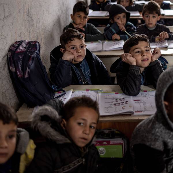 Syrien, Mashhad Ruhin: Syrische Kinder, meist Waisen, besuchen den Unterricht in der Schule des Lagers Mashhad Ruhin.