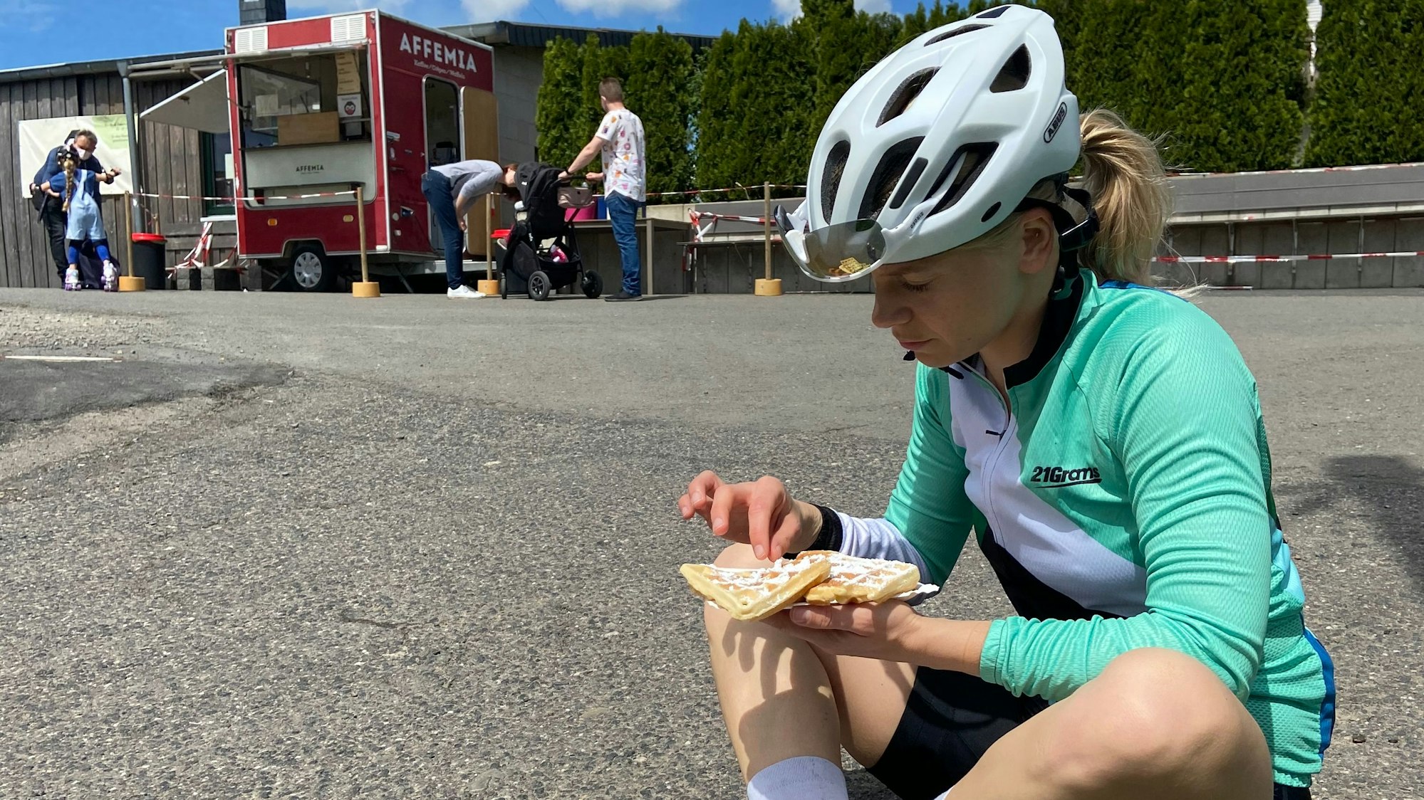 Wer es nach oben geschafft hat, kann sich am Kaffee-Wagen „Affemia“ mit leckeren Waffeln belohnen.