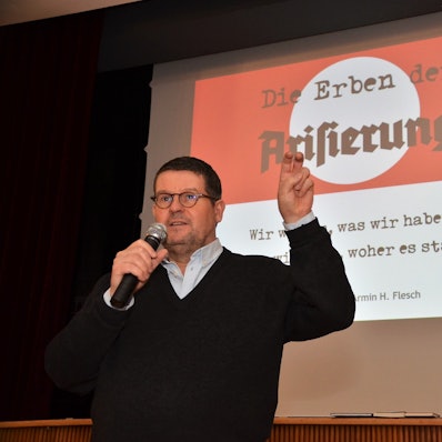In seinem Vortrag schildert der Journalist Armin H. Flesch fragwürdige Besitzerwechsel zuvor jüdischer Unternehmen.