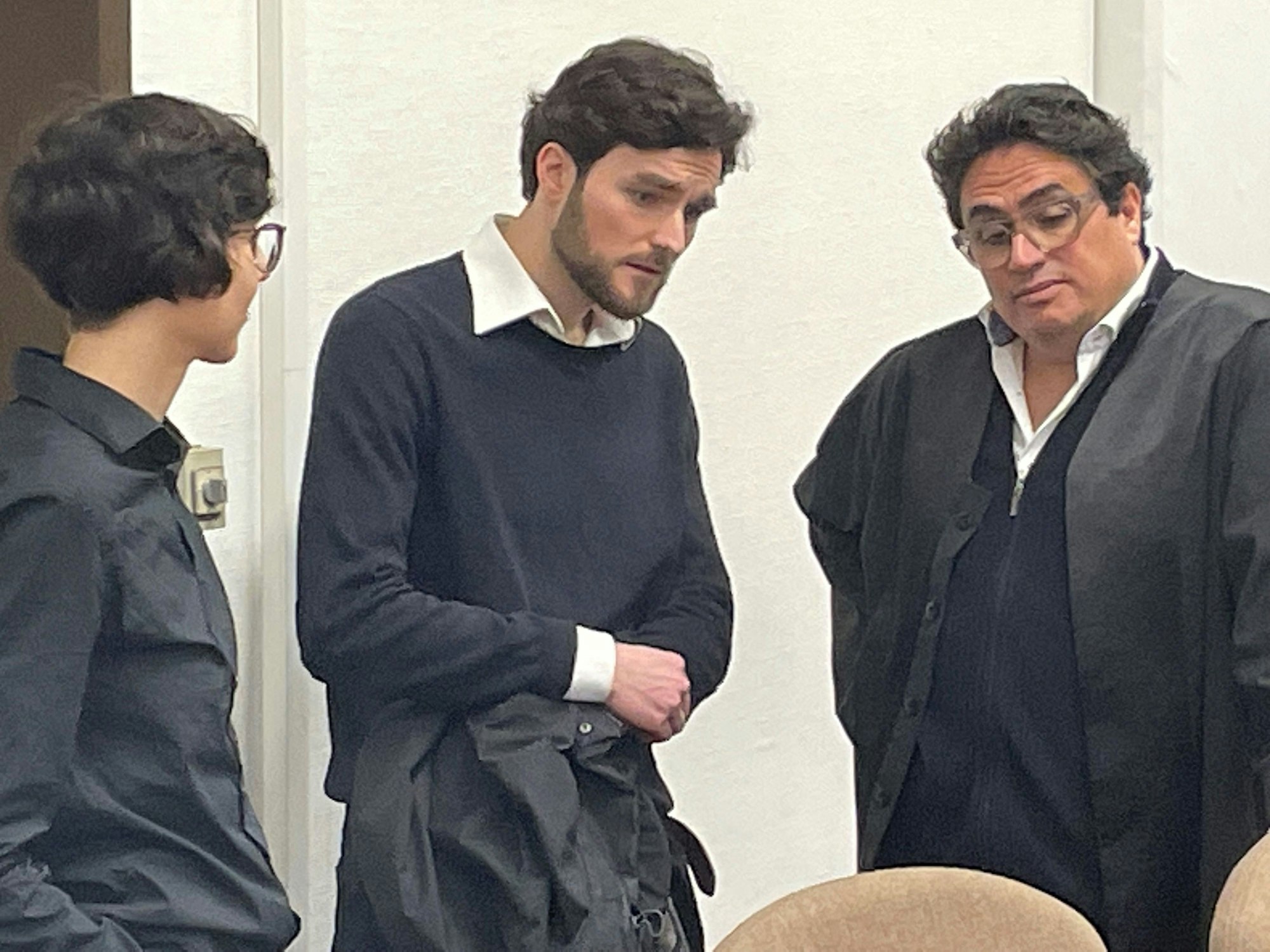 Die beiden Unterstützer der „Letzten Generation“ mit ihrem Anwalt im Amtsgericht.