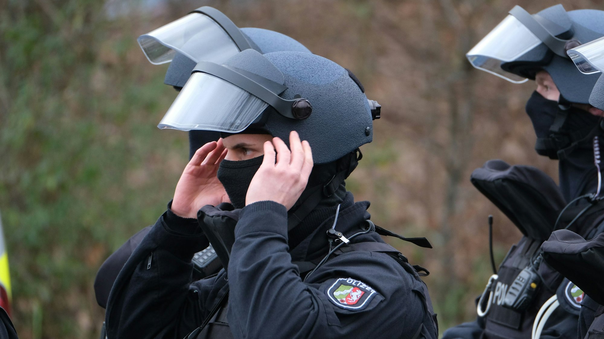 Auf dem Foto sind Angehörige eines Sondereinsatzkommandos zu sehen.