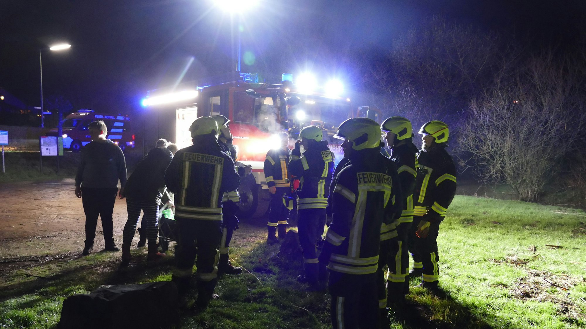 Eine Gruppe Feuerwehrleute am Einsatzort.