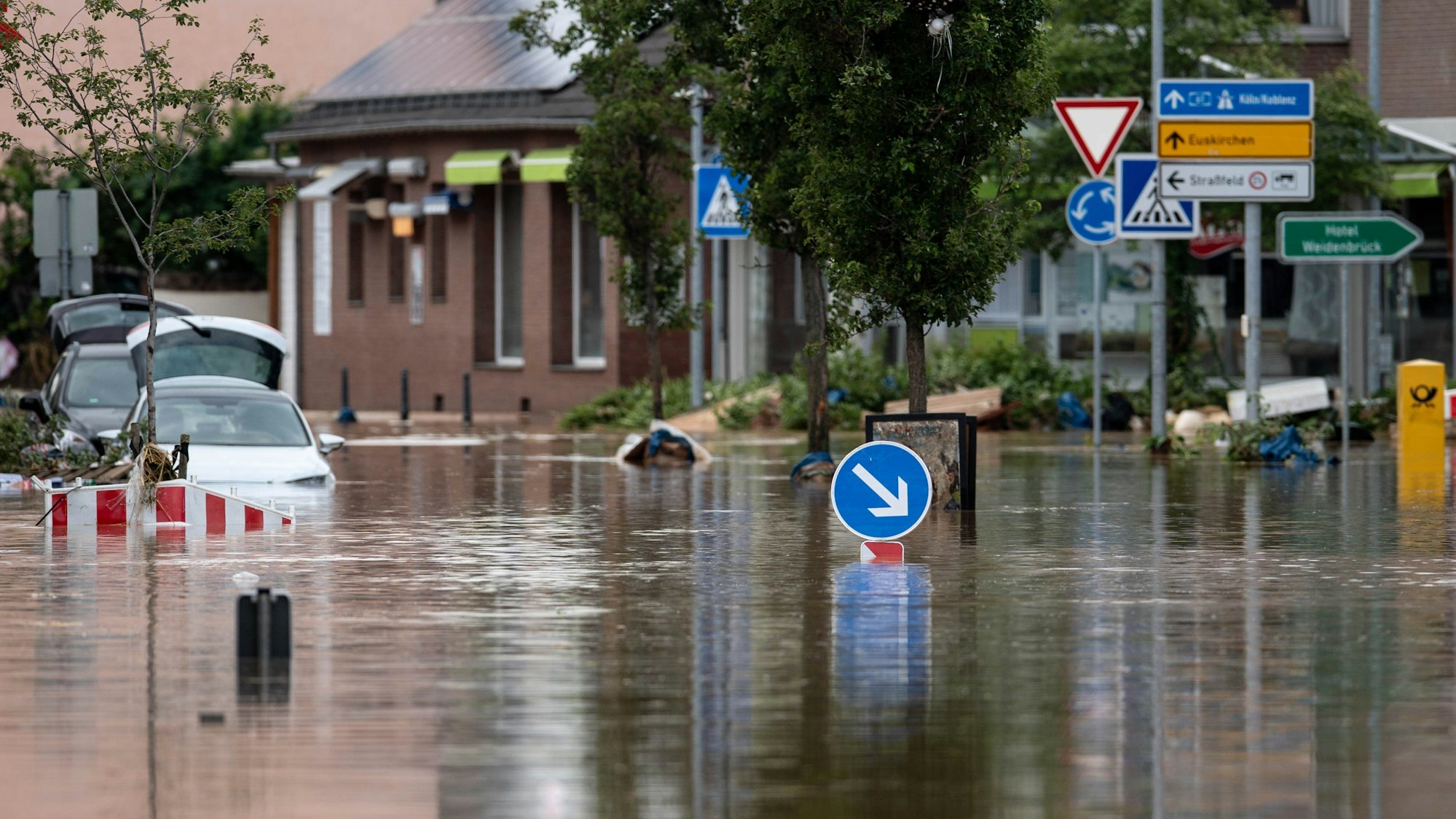 Überflutete Straßen in Swisttal-Heimerzheim im Juli 2021. Eine neue App soll Bürgern in Nordrhein-Westfalen helfen, bei Hochwasser- und Starkregen-Gefahr das Überflutungsrisiko für ihr eigenes Zuhause zu ermitteln.
