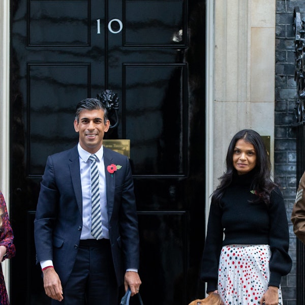 Der britische Premierminister Rishi Sunak und seine Frau Akshata Murty stehen vor der 10 Downing Street.