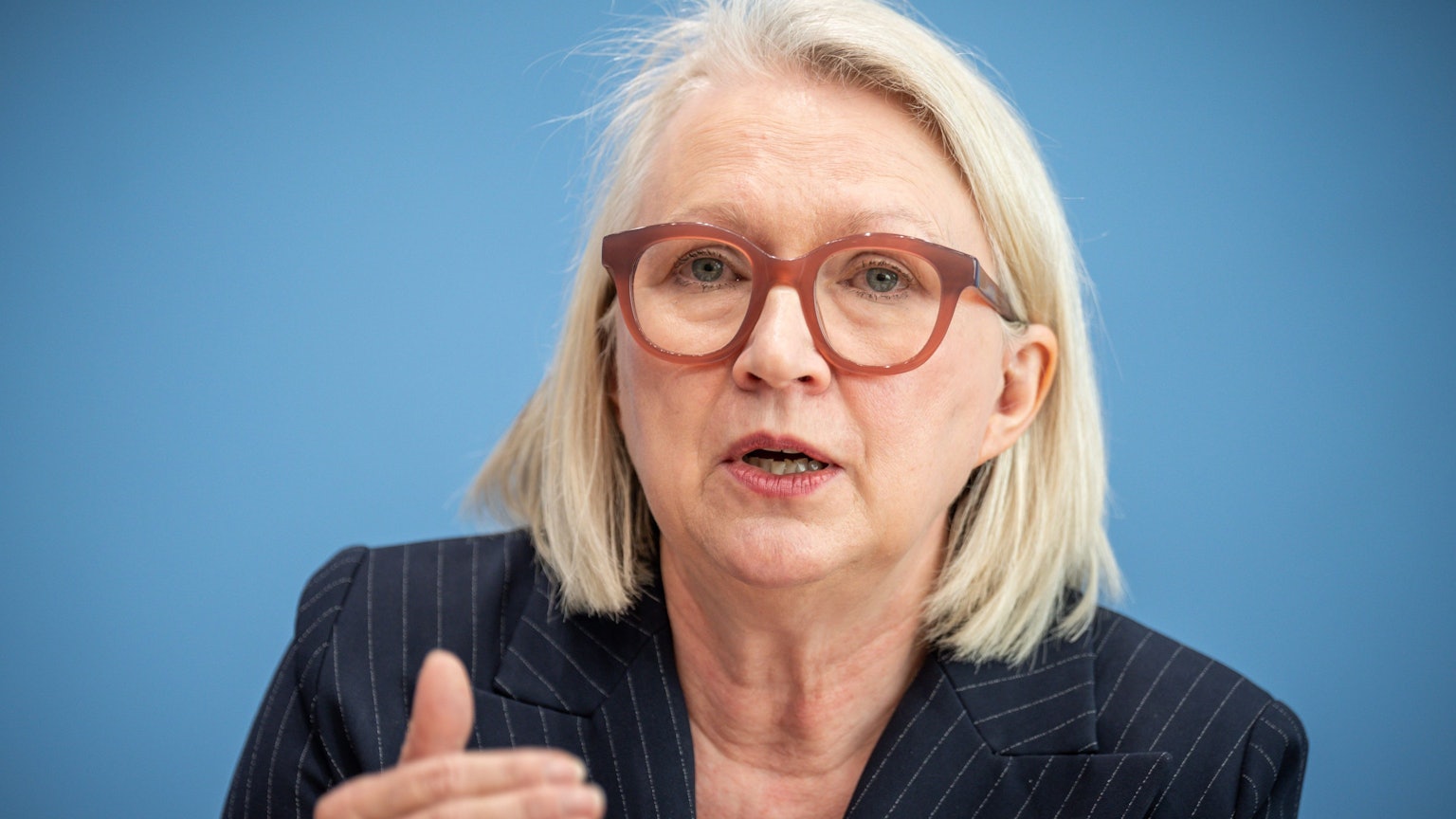 Monika Schnitzers Vorschlag ist Wasser auf die Mühlen von Grünen und SPD: Sie fordern seit Langem die Lockerung der Schuldenbremse, während Finanzminister Christian Lindner (FDP) abwinkt.