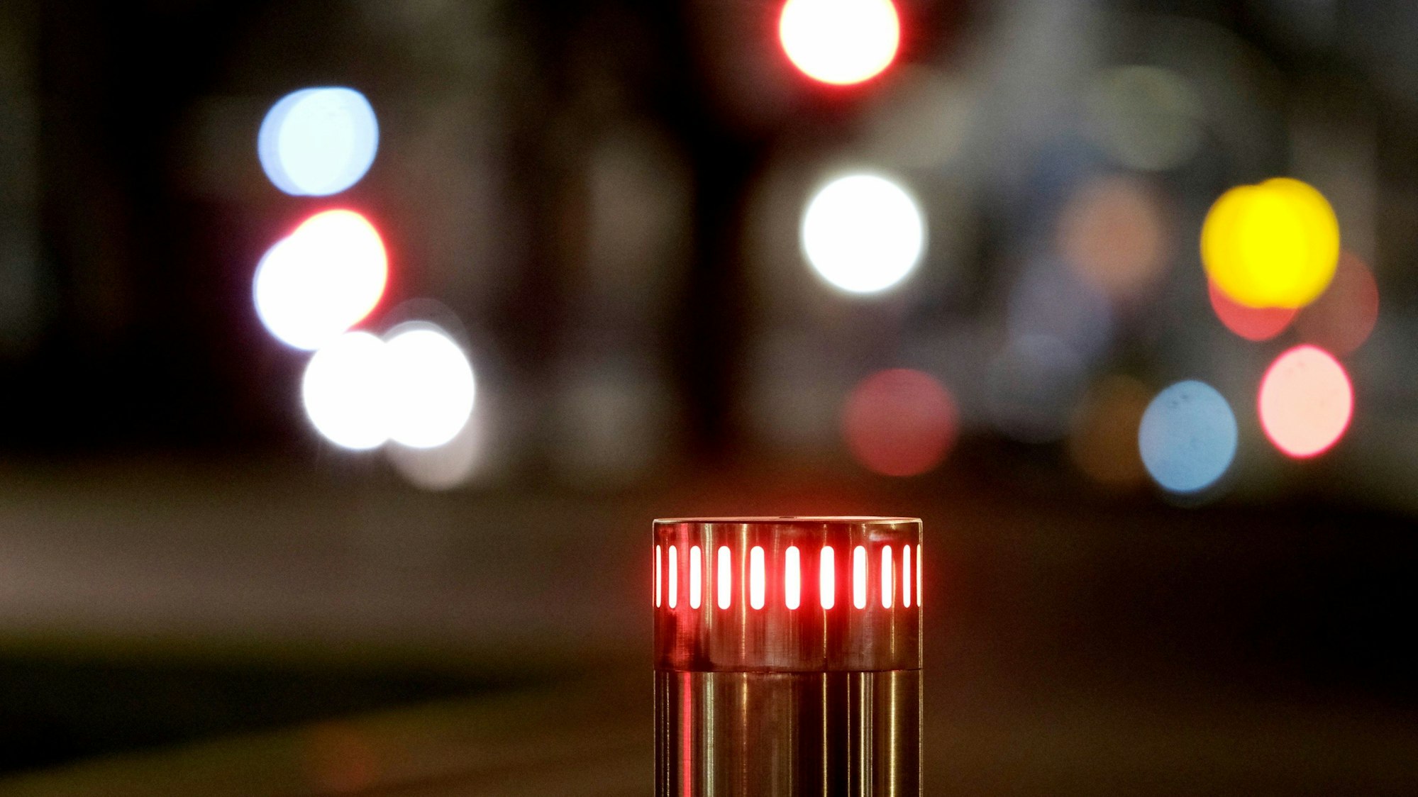 Ein ausfahrbarer Poller blockiert eine Einfahrt zu einer Fußgängerzone. (Symbolbild)