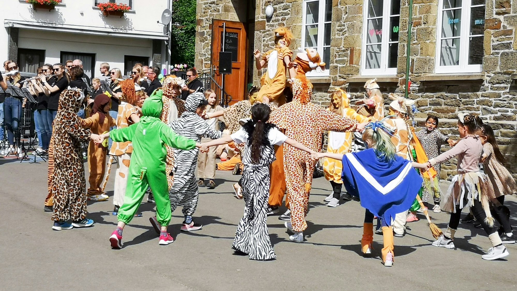 Der Hof der Grundschule in Holpe war auch schon Schauplatz für Musicals und Konzerte.