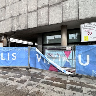 Der Durchgang zwischen RGM und Dombauhütte bleibt länger gesperrt als geplant. Die Umleitung ist ausgeschildert.