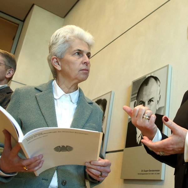 Högl rechts, Strack-Zimmermann links, diese hat einen Ordner mit Wappen in der Hand.