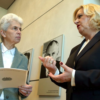Högl rechts, Strack-Zimmermann links, diese hat einen Ordner mit Wappen in der Hand.