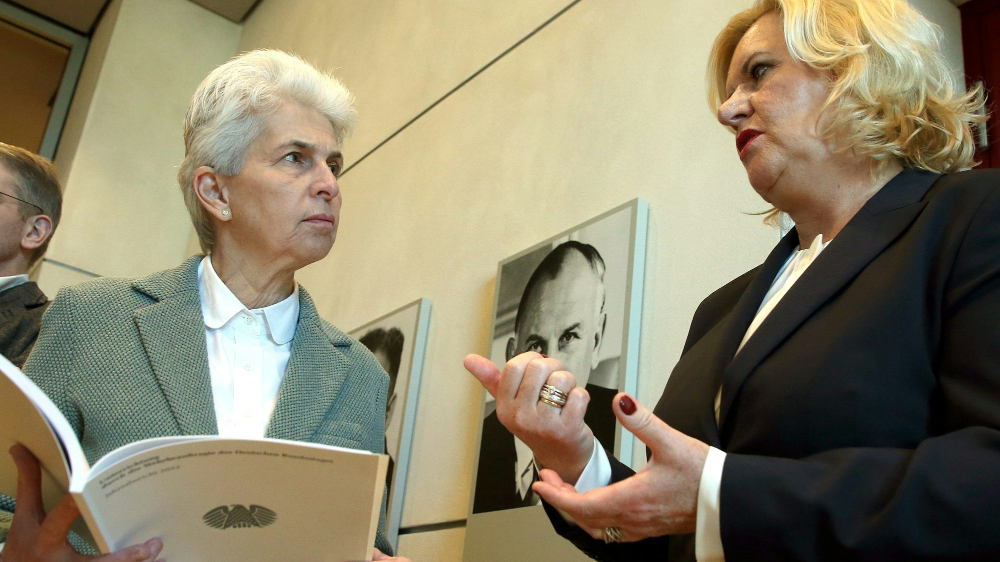 Högl rechts, Strack-Zimmermann links, diese hat einen Ordner mit Wappen in der Hand.