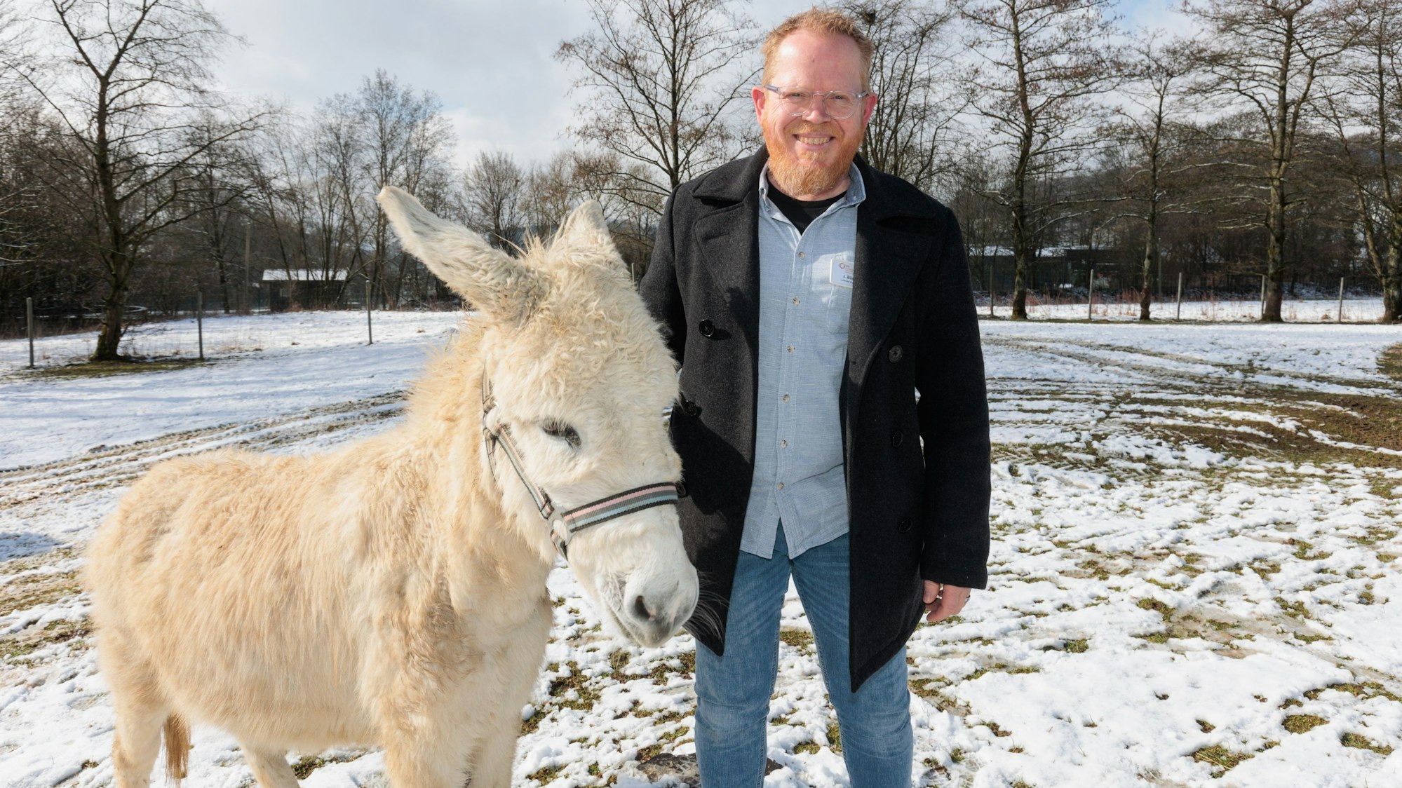 Therapie-Esel Olaf und der leitende Ergotherapeut Jörg Büscher.