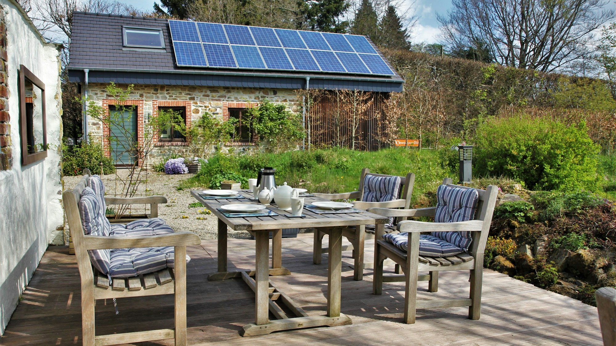 Die Terrasse des nachhaltigen Bed&Breakfast La Petite Roer in Belgien
