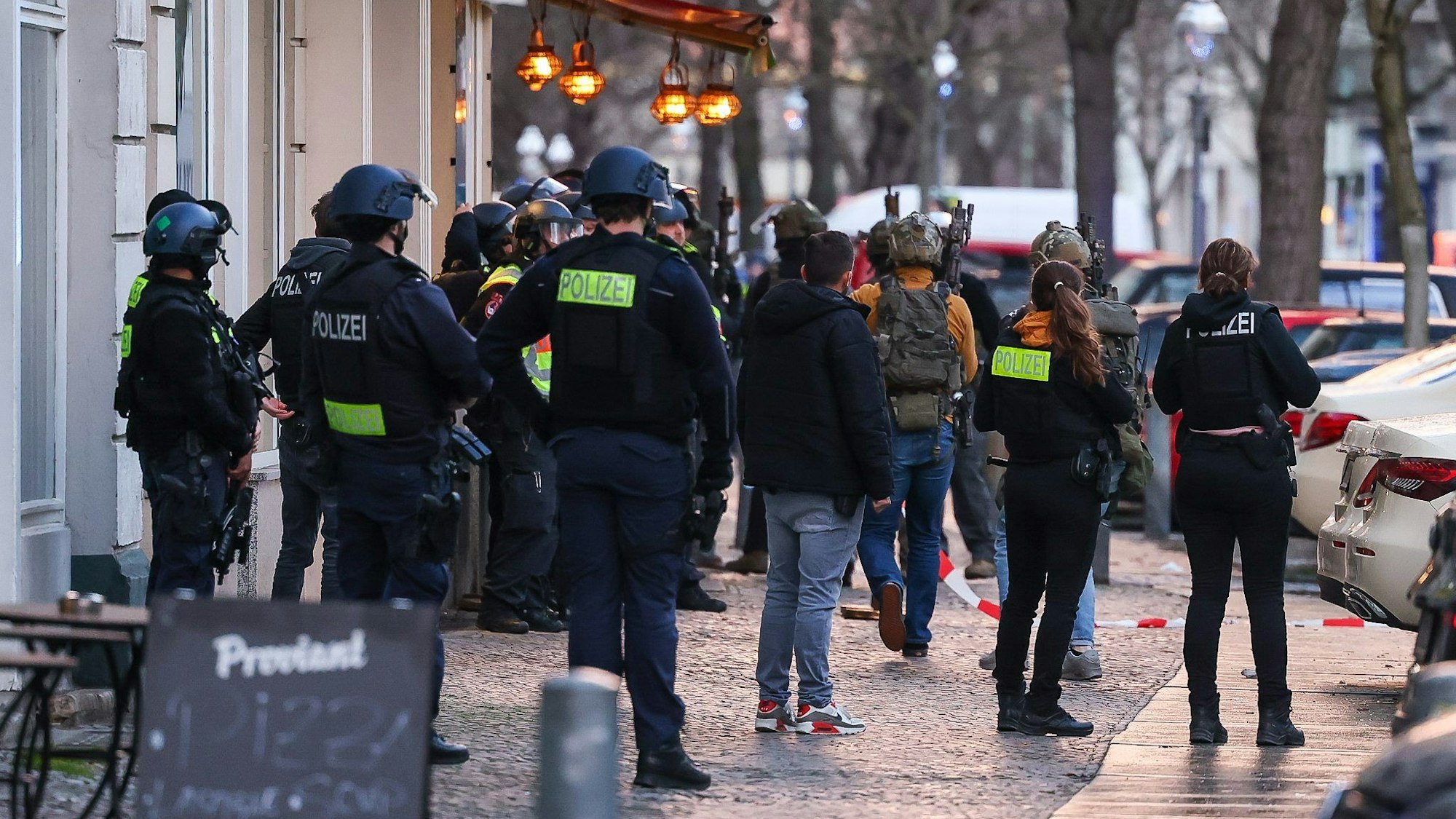 Polizei ist in Berlin-Charlottenburg im Einsatz. Bei Schüssen in der Dahlmannstraße sind mindestens zwei Menschen verletzt worden.