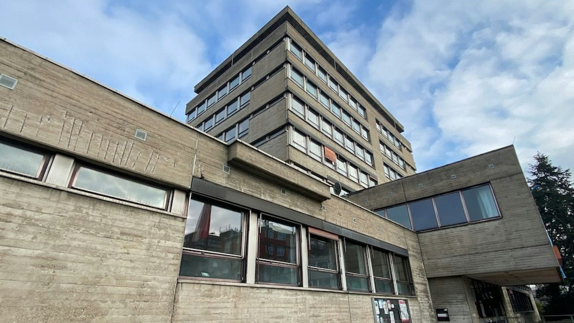 Außenfassade des Bezirksrathauses Rodenkirchen