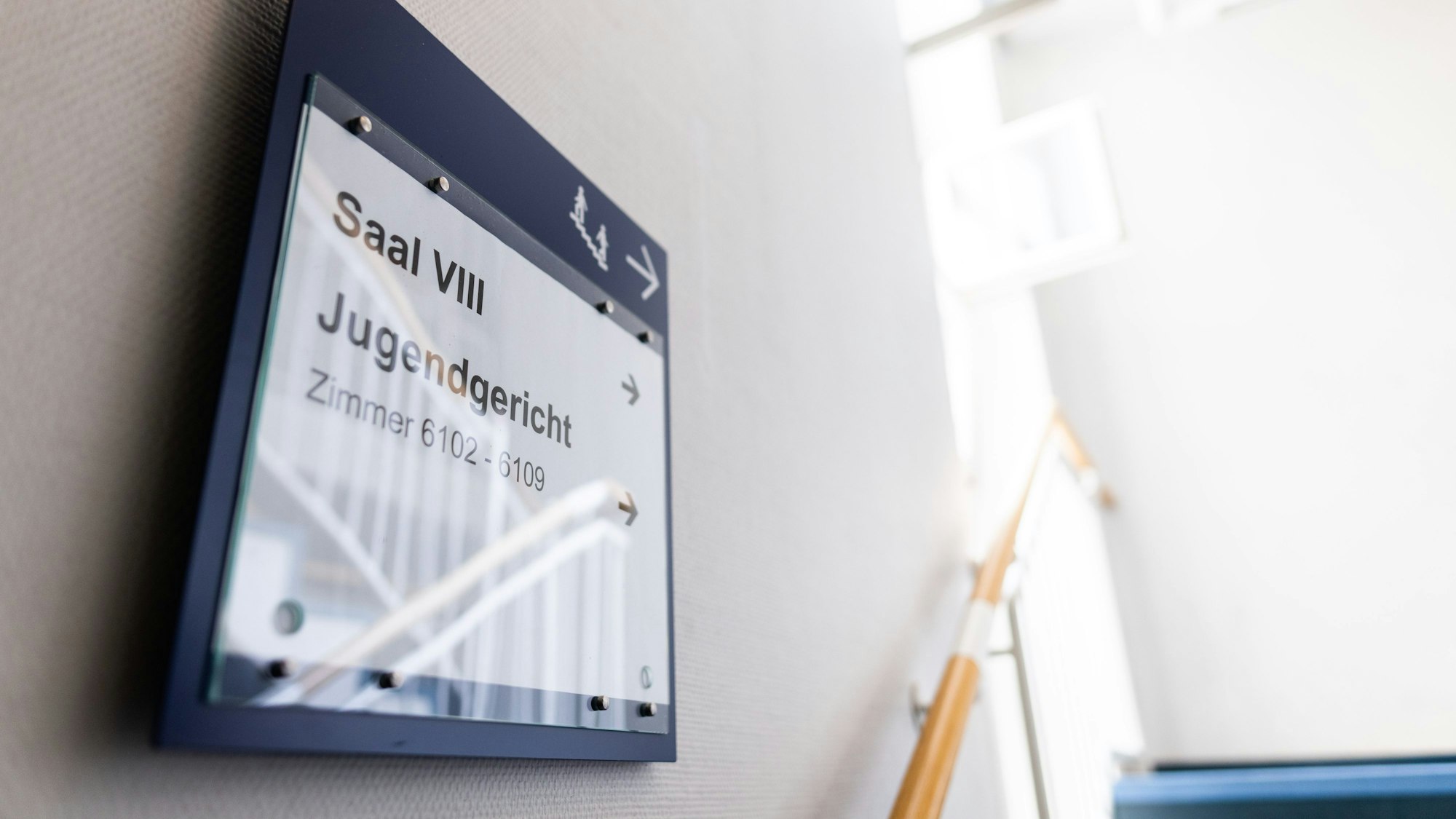 Auf einem Schild steht die Aufschrift „Jugendgericht“.