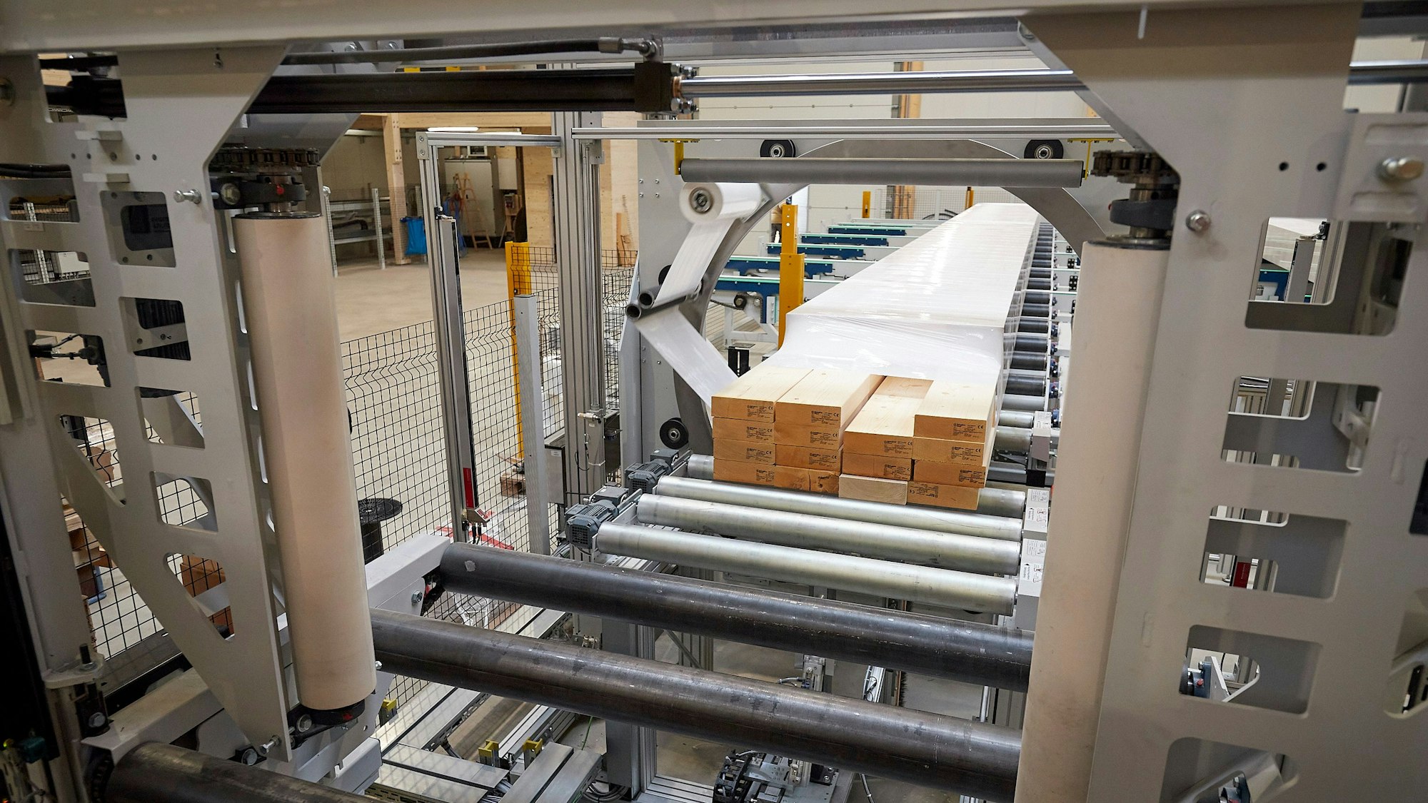 Blick in die Anlage, Holz liegt auf den Rollen.